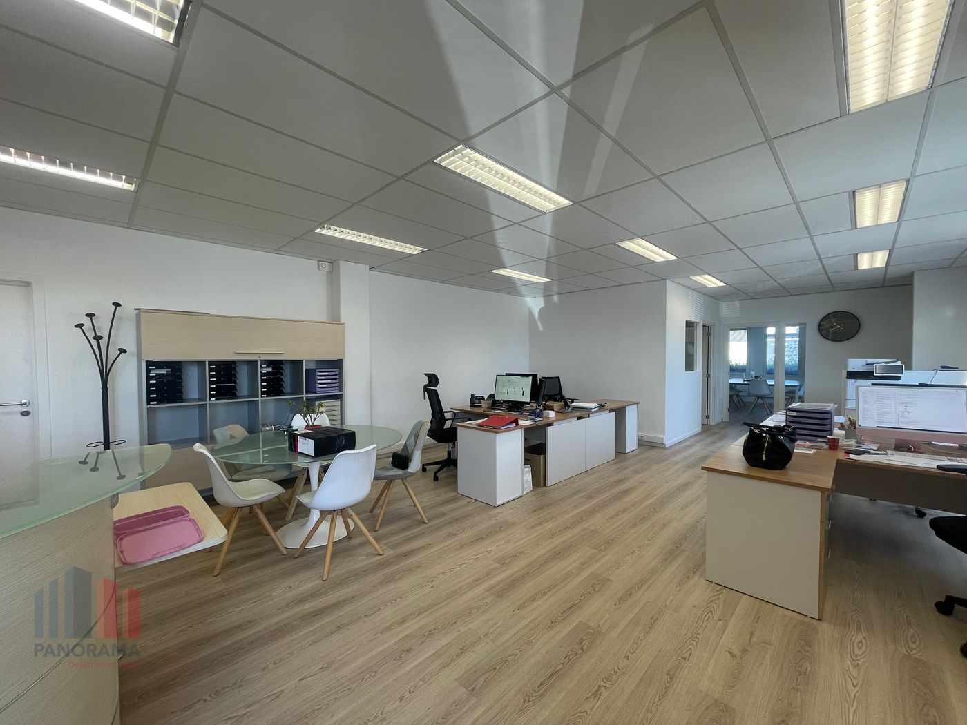 136 m² de bureaux prêts à l’emploi avec 78 m² de stockage avec excellente visibilité ! - photo 2