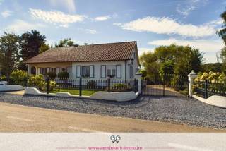 Op zoek naar een plek waar rust, ruimte en natuur samenkomen?<br />Deze charmante vrijstaande woning uit 1988 ligt in een landelijke omgeving aan een rustige weg en biedt een prachtig uitzicht over de achterliggende natuur en het water. Met een perceel van 730 m² geniet je hier van privacy en een idyllische ligging.<br /><br />Woongelegenheid is voorzien over drie verdiepingen, telkens met een doordachte indeling en voldoende wooncomfort:<br /><br />- Gelijkvloers<br />Een inkomhal leidt je naar de lichtrijke woonkamer met zicht op het groen. De keuken sluit aan op de gezellige veranda, ideaal voor gezellige momenten. Verder vind je hier twee ruime slaapkamers en een badkamer met bad én douche.<br /><br />- Benedenverdieping <br />Een volwaardige leefruimte met keuken, zithoek, slaapkamer, wasplaats en badkamer. Vanuit de zithoek stap je rechtstreeks naar het terras met uitzicht op de tuin en het water. Daarnaast zijn er nog praktische berg- en technische ruimtes aanwezig.<br /><br />- Bovenverdieping: <br />Twee ruime slaapkamers en een royale overloop. De ramen in beide kamers zorgen voor voldoende lichtinval en bieden een prachtig uitzicht op de tuin en het water.<br /><br />Buiten is het volop genieten in de groene tuin aan het water. Het vrije uitzicht en de landelijke ligging creëren een oase van rust, terwijl alle dagelijkse voorzieningen in het nabije dorp gemakkelijk bereikbaar zijn.<br />Kortom: een unieke kans voor wie houdt van ruimte, rust en natuur!