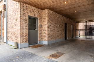 Welkom te Vossenkotstraat 40A te Sint-Niklaas. Op het gelijkvloers vinden we het handelspand terug met een totale oppervlakte van 60m2. Het...