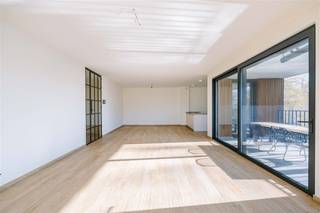 <p><span>SINT-NIKLAAS: Are you looking for a spacious apartment in a luxurious residence in Sint-Niklaas? Then definitely take a look at this beautiful apartment in Central Park.</span></p><p><span> </span></p><p><span>We list a few assets:</span></p><p><span>- Very nice finish</span></p><p><span>- Spacious living space (140m²)</span></p><p><span>- Located in a beautiful park garden with pond</span></p><p><span>- Quiet location but easily accessible</span></p><p><span>- Energy efficient</span></p><p><span> </span></p><p><span>The apartment is located on the top floor of block A in Central Park, a standing residence with beautiful park garden on the outskirts of the city.</span></p><p><span> </span></p><p><span>The layout is as follows:</span></p><p><span>Spacious entrance hall, guest toilet, checkroom, storage room, three bedrooms one of which has a balcony, spacious bathroom with spacious walk-in shower, bathtub, toilet and sink unit.</span></p><p><span>The living space is accessed through the beautiful wrought iron door and offers a sea of space and light. The kitchen is beautifully finished with built-in appliances and a composite worktop and backsplash.</span></p><p><span> </span></p><p><span>The adjacent, south-east facing and covered terrace is spacious and overlooks the beautiful park garden with pond. </span></p><p><span>In addition, this apartment has a spacious basement storage room and two parking spaces (one covered and one uncovered).</span></p><p><span>Thanks to the use of modern techniques such as a geothermal heat pump (with cooling), ventilation system D and smart control via a home automation system, this apartment offers all modern comfort! </span></p><p><span> </span></p><p><span>Be surprised by a site visit and contact soon for more info!</span></p><p><span>Guide price: 495 000 euros (+ purchase of 2 parking spaces)</span></p><p><span>EPC: label A</span></p>