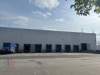 <strong>Logistiek bedrijfsgebouw</strong> bestaande uit een magazijn (7.663 m²) in combinatie met kantoren (1.151 m²) te huur in Zele. Uitstekend gelegen in de industriezone van Zele op amper 850 m van de bedrijvige Europalaan (N47) en op drie minuten van de E17 Kortrijk-Gent-Antwerpen.<br /><br />De loods met een <strong>vrije hoogte van 8,5 m</strong> is toegankelijk via een sectionale poort en <strong>8 laadkades</strong>. Verder is de unit voorzien van de nodige elektrische voorzieningen, verlichting, lichtstraat en polybetonvloer. Tevens aanwezigheid van instapklare en lichtrijke kantoren. Ruime parkeer- en manoeuvreerruimte voorzien op het terrein. <strong>Onmiddellijk beschikbaar</strong>. Tevens mogelijkheid tot (bij)huren van een logistiek magazijn van 4.654 m².<br /><br />Contacteer PANORAMA voor bijkomende inlichtingen, plannen of een vrijblijvend plaatsbezoek 09 225 09 09. 