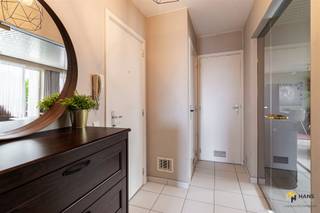 <p><span>Boekenberglei 22 (4e verd.) - Deurne</span></p><p><span> </span></p><p><span>Ruim hoekappartement (117 m²) met 3 slaapkamers, garagebox en 3 terrassen in Deurne.</span></p><p><span> </span></p><p><span>Wonen tussen het Boekenbergpark en het Te Boelaerpark, dat is wonen tussen het groen en tegelijk genieten van een goede bereikbaarheid. Te voet naar de bus en de tram, met de fiets naar Berchem-station en met de auto in geen tijd de snelweg op. Reken daar nog het ruime aanbod aan velo-stations bij en je kan zeker zijn dat je je vlot in alle windrichtingen kan verplaatsen. Een ideale locatie voor wie de drukte van de stad wil ontvluchten, maar toch graag overal dichtbij is.</span></p><p><span> </span></p><p><span>Het appartement bevindt zich op de vierde verdieping van een verzorgd gebouw met vijf verdiepingen, waarvan het dak in 2023 vernieuwd en geïsoleerd werd. De vaste kosten bedragen €160/maand en omvatten onder andere privatief water verbruik, lift, syndicus, blokpolis en onderhoud van de gemene delen. De verwarming is individueel en in 2016 werd een nieuwe verwarmingsketel geplaatst. De elektriciteit is conform en met een EPC-score C zit je hier goed op vlak van energie. Bovendien werden de keuken en badkamer recent vernieuwd (2020 en 2021), wat zorgt voor een instapklare basis.</span></p><p><span> </span></p><p><span>Je komt binnen in de inkomhal, waarna een dubbele deur je leidt naar de bijzonder ruime en lichtrijke leefruimte van maar liefst 43 m². Dankzij de elektrische screens blijft het hier ook tijdens warme dagen aangenaam. Vanuit de woonkamer heb je toegang tot het eerste terras (4 m²) met west-oriëntatie. De aparte keuken (9 m²) is volledig uitgerust en geeft uit op een tweede terras (3 m²) met zuid-oriëntatie. Aan de rustige noordzijde bevinden zich de drie slaapkamers van 8 m², 9 m² en 14 m², waarvan de grootste toegang biedt tot het derde terras (6 m²). Verder beschikt het appartement over een badkamer (5 m²) met douche en dubbele lavabo, een apart toilet en een praktische berging.</span></p><p><span>Een extra troef is de garagebox van 19 m², verplicht aan te kopen aan €30.000.</span></p><p><span>Ben je op zoek naar een ruim appartement? Mis deze kans niet! Bewoonbare opp. 117 m² – ref.: bruto vloeropp. Voor meer info of een gratis schatting surf naar </span><span><span>www.hansimmo.be</span></span></p><p><span> </span></p><p><span> </span></p>