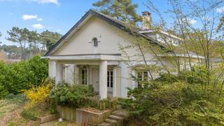 Dit charmante landhuis, gelegen op een ruim en groen perceel van 2428 vierkant meter, is de ideale plek om tot rust te komen en te ontspannen.Het...