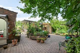 Deze charmante woning met veel potentieel is gelegen op een uiterst strategische locatie, met vlotte verbindingen naar in- en uitvalswegen en...