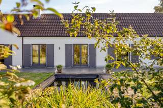 Gelegen op een uitstekende locatie in Merelbeke, vinden we deze karaktervolle bungalow met ca. 275 m² bewoonbare oppervlakte op een ruim perceel van maar liefst 3.000 m². De woning dateert uit de jaren 70 en onderscheidt zich door haar doordachte indeling, stijlvolle interieur en bijzonder aangename lichtinval.<br /><br />De ruime leefruimte vormt samen met de aansluitende open eetkamer het hart van de woning. Dankzij de grote raampartijen geniet u vanuit verschillende ruimtes van een mooi zicht op de tuin. <br /><br />Verder beschikt de woning over drie ruime slaapkamers, een ruime garage en een recent vernieuwde badkamer. De aangename stijl en karaktervolle elementen zorgen doorheen de woning voor een warme en tijdloze sfeer.<br /><br />Ook buiten biedt deze eigendom heel wat troeven. De ruime en verzorgde tuin beschikt over een ruim terras, dat aansluit op de gezellige veranda, een vijvertje en een omheind gedeelte dat zich uitstekend leent voor het houden van kippen of andere dieren. Een groot tuinhuis en een oprit met plaats voor drie wagens zorgen voor het nodige praktische comfort. Vooraan is de oprit bovendien afgesloten met een elektrische poort.<br /><br />De woning beschikt daarnaast over een uitzonderlijk ruime zolder van ca. 270 m², momenteel ingericht als één grote open ruimte en ideaal als bergruimte.<br /><br />De ligging combineert rust en bereikbaarheid. Invalswegen zijn vlot bereikbaar, terwijl winkels, scholen, horeca en andere dagelijkse voorzieningen zich op korte afstand bevinden en gemakkelijk te voet of met de fiets bereikbaar zijn.<br /><br />De eigendom wordt aangeboden via de Pre-sale formule. Van 07/10/2026 om 14:00 tot 12/10/2026 om 17:30 kan u het huis op afspraak komen bezichtigen en een bod uitbrengen. De vermelde prijs is een instelprijs. Voor meer info, gelieve contact op te nemen met de dossierverantwoordelijke.<br /><br />Bestuursmaatregelen in het maatregelenregister: nee<br /><br />Deze AI-visualisaties zijn bedoeld als inspiratie. Er werd geen rekening gehouden met technische specificaties, stedenbouwkundige voorschriften of de concrete mogelijkheden tot realisatie.