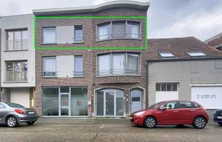 <p><span>Ruim 2 slaapkamer appartement met terras in centrum Brasschaat. </span></p><p><span> </span></p><p><span>Op de tweede verdieping van een klein en verzorgd appartementsgebouw pal in het centrum van Brasschaat is dit gezellige twee slaapkamer appartement gelegen. Je bent op wandelafstand van het park van Brasschaat, maar ook van het centrum met de vele winkels en toch krijg je op het appartement zelf een heel rustige en stille indruk.</span></p><p><span>Aan de achterzijde van het appartement bevinden zich de eetkamer voorzien van ingemaakte kasten en open keuken en de woonkamer op die toegang geeft tot het terras. Aan de straatkant vind je de badkamer met een bad + douchevoorziening, enkele lavabo, toilet en is voorzien van een aansluiting voor wasmachine.  Hiernaast vind je de 2 slaapkamers (+/- 16 m² &amp; +/-11m²).</span></p><p><span>Verder is er nog een gemeenschappelijke berging. </span></p><p><span> </span></p><p><span>Vaste kosten: geen</span></p><p><span> </span></p><p><span>Maak een afspraak via info@immogreenstar.be of via 03/633.12.29.</span></p><p><span> </span></p>