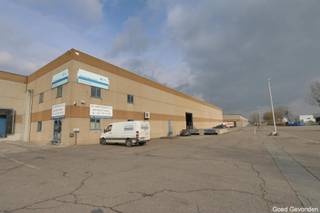 <strong>Bedrijfshal / magazijnruimte</strong> <br />Polyvalent bedrijfsgebouw gelegen op het industrieterrein Schurhovenveld, Groenstraat te Sint-Truiden te huur! <br />De ligging van het gebouw zorgt voor een uiterst <strong><span>vlotte verbinding</span></strong> naar de N3 (Tienen-Luik), N79 (Tongeren) en N80 (Hasselt, E313, E40).<br /><br />- Het magazijn heeft een totale grootte van 4500m² waarvan 2500m² beschikbaar is. <br />- Vrije hoogte is 8 à 9M.<br />- 4 laadkaaien<br />- Sectionale poort van 4,5 meter hoogte<br />- Lichtstraat in het dak<br /><br /><span><strong>Onmiddellijk beschikbaar!</strong></span><br /><br /><strong>Voor meer info en een bezoek ter plaatse neem contact op met ons kantoor 012 744 844</strong>