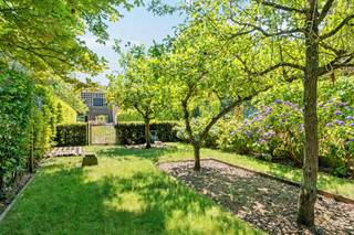 <p>Bent u op zoek naar een verrassend ruime woning met alle comfort en een prachtige tuin? Dan is deze instapklare rijwoning beslist een bezoek waard!</p><p>U wordt verwelkomd in de inkomhal die toegang biedt tot een polyvalente ruimte, ideaal als bureau, praktijkruimte of speelkamer, en de garage. Verder geniet u van een royale eetplaats met open, volledig uitgeruste keuken die naadloos overgaat in de lichtrijke leefruimte. Dankzij de grote raampartijen geniet u van een prachtig zicht op de zonnige, volledig omheinde tuin met meerdere terrassen en bijzonder veel privacy.</p><p>Op de eerste verdieping bevinden zich vier volwaardige slaapkamers, waarvan twee ruime kinderkamers met een sfeervolle mezzanine. Verder vindt u een praktische berging, een ruime badkamer uitgerust met alle comfort en een masterbedroom met aansluitende dressing. Als extra troef bestaat de mogelijkheid om een dakterras te realiseren aan de masterbedroom.</p><p>De uitzonderlijk ruime tuin met verschillende zonneterrassen en weinig inkijk vormt de ideale plek om in alle rust te ontspannen of gezellig te genieten met familie en vrienden.</p><p>Meer info of plan je bezoek via denis@immobeguin.be of www.immobeguin.be</p>