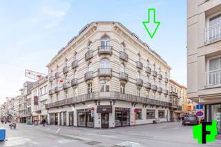 Ontdek dit uitzonderlijke duplexappartement met riante oppervlakten, gelegen op een toplocatie in het levendige hart van Blankenberge. Op wandelafstand van de markt, de jachthaven en de iconische zeedijk geniet u hier van het beste dat de kuststad te bieden heeft. Dankzij een hoogwaardige renovatie en het gebruik van nobele materialen straalt dit appartement pure elegantie en hedendaags wooncomfort uit. De twee ruime, zonnige terrassen vormen de perfecte afwerking en maken van deze eigendom een ideale plek zowel als hoofdverblijf als exclusief pied-à-terre.<br /><br />De lift brengt ons naar de vierde verdieping, waar een elegante inkomhal met gastentoilet, vestiaire en praktische berging u verwelkomt. De overvloed aan natuurlijk licht en de indrukwekkende leefruimte vallen meteen op. De smaakvol gerenoveerde woonkamer ademt luxe en gezelligheid en loopt harmonieus over in een volledig uitgeruste open keuken, een droom voor elke kookliefhebber.<br /><br />Vanuit de keuken heeft u directe toegang tot een riante, zonnige terras waar u volop kunt genieten van de ochtend- en namiddagzon. Aan de andere kant van de leefruimte bevindt zich een charmant balkon met een prachtig uitzicht op de zonsondergang, een unieke plek om de dag in stijl af te sluiten.<br /><br />Op ditzelfde niveau bevindt zich ook een eerste ruime slaapkamer met maatkasten en een elegant afgewerkte en-suite badkamer. Via een verfijnde trap bereikt u de bovenverdieping waar drie extra slaapkamers op gelijke voet en een tweede luxueuze badkamer op u wachten. Deze badkamer is uitgerust met een dubbele wastafel, een comfortabel ligbad en een tweede toilet.<br /><br />Op technisch vlak laat dit pareltje niets aan het toeval over: dubbel glas in PVC-ramen, een conform elektrische installatie en een vlekkeloze afwerking tot in de kleinste details garanderen een zorgeloze aankoop. De combinatie van ruimte, licht, luxe en locatie maakt van dit duplex een uitzonderlijke opportuniteit aan de Belgische kust. Er is een privatieve berging op kelderverdieping aanwezig. <br /><br />Laat u verleiden door de charme, de allure en het uitzonderlijke wooncomfort van dit prachtige hoekappartement en plan uw bezoek vandaag nog.<br /><br />
