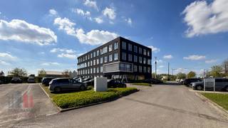 Deze kantoorruimte van 431 m² is gelegen in een aangename, groene omgeving op een strategische locatie met een vlotte verbinding naar de E40...