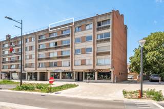 Welkom op de Witte Torenwal 5 bus 15 in Bree.<br /><br />Bent u op zoek naar een instapklaar appartement in het centrum van Bree?<br />Zoekt u een investeringsappartement dat u meteen wenst te verhuren?<br />Dan is dit lichtrijke dakappartement met twee ruime terrassen absoluut een bezoek waard!<br /><br />Gelegen op het bovenste verdiep, geniet u hier van een aangename woonomgeving in het hart van Bree, met winkels, horeca, openbaar vervoer en andere voorzieningen op wandelafstand. Dankzij de centrale ligging combineert dit appartement comfort, rust en een uitstekende bereikbaarheid.<br /><br />Troeven:<br />✔ Instapklaar<br />✔ Twee ruime terrassen (voor- en achterzijde)<br />✔ Conforme stroomkeuring<br />✔ Gunstige EPC score (B label)<br />✔ Veel natuurlijke lichtinval<br />✔ Open en geïnstalleerde keuken<br />✔ Ondergrondse berging<br />✔ Gelegen in het centrum van Bree<br /><br />Indeling – appartement (ca. 67,06 m² bewoonbare oppervlakte):<br /><br />Het appartement omvat een centrale inkomhal, een apart toilet, een ruime en lichtrijke leefruimte met open geïnstalleerde keuken, een volledig geïnstalleerde badkamer en één ruime slaapkamer met dressing.<br /><br />Bovendien beschikt het appartement over twee aangename terrassen aan de voor- en achterzijde, waardoor u op elk moment van de dag van de zon kunt genieten.<br />In de ondergrondse verdieping bevindt zich nog een private berging.<br /><br />Het EPC-verslag, het grondplan en andere beschikbare documenten kan u eenvoudig downloaden in bijlage.<br /><br />Interesse in een bezichtiging?<br />Bel ons via 089 391 555 of mail naar info@frerevastgoed.be.