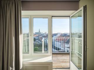 <em>Ruim en lichtrijk 3 slpk appartement met terras nabij het station Gent-Sint-Pieters</em><br /><br />Dit appartement, gelegen op de 5de verdieping, onderscheidt zich door zijn <strong>ruimtelijkheid, praktische indeling en algemene afwerking</strong>. Bijkomende troef is de nabijheid van het <strong>station Gent-Sint-Pieters</strong> en het <strong>Citadelpark</strong> op wandelafstand.<br /><br />Het 3 slpk appartement werd <strong>gerenoveerd in 2021</strong>, <strong>een totaalrenovatie met stijlvolle en tijdloze accenten</strong>. De zwarte stalen binnendeuren, houten vloeren, grote raampartijen en open volumes zetten de toon. Het appartement heeft <strong>een oppervlakte 120m2 en beschikt over een praktische indeling</strong>. De grote ramen, open volumes en ruime hal zorgen voor <strong>een gevoel van ruimte doorheen het appartement</strong>.<br /><br />We betreden het appartement via <strong>de inkomhal met ruime vestiairekast</strong>. Aan <strong>de voorzijde werden de ruimtes opengetrokken</strong> en samengevoegd tot <strong>één groot geheel</strong>. Deze prachtige ruimte geeft plaats aan <strong>de eetplaats, woonkamer en keuken</strong>. De<strong> open keuken met royaal keukeneiland</strong> beschikt over veel bergruimte en werd voorzien van alle toestellen. <br /><br />Centraal vinden we een apart toilet en <strong>de badkamer, met ligbad en regendouche</strong>. Aan de achterzijde vinden we <strong>3 slaapkamers</strong>. Twee identieke slaapkamers van 10m2 en een hoofdslaapkamer van 17m2. Via de ruimste slaapkamer heeft men ook toegang tot<strong> het terras over de volledige breedte van het appartement</strong> . Het appartement beschikt ook over <strong>een privatieve kelderberging</strong> en er is de mogelijkheid tot het bijkopen van een handige staanplaats op de gemeenschappelijke binnenplaats.<br /><br /><strong>De ideale investering en woonplaats door de nabijheid van het station, zijn volume en afwerking.</strong>