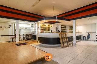 <strong>Op een commerciële toplocatie in de Stationsstraat, op wandelafstand van het station en de Markt, bieden we dit ruime gelijkvloerse handelspand aan.</strong><br /><br />Het pand deed jarenlang dienst als fitness, voordien als discotheek, via de lange gang, is de bar-ruimte met polyvalente zaal bereikbaar. Het pand kan perfect dienst doen als: Showroom, studio, kantoorpraktijk, retail of dienstensector (mits vergunningen waar nodig).<br />Het pand is te renoveren, waardoor je het volledig naar eigen concept en afwerkingsniveau kunt heropbouwen.<br /><br /><strong>Pluspunten</strong><br />- A-ligging: met veel passage, nabij openbaar vervoer en centrumvoorzieningen<br />- Open ruimte<br />- Flexibele bestemming: mogelijkheden voor verschillende handelsactiviteiten (naargelang stedenbouw)<br />- Kans om waarde te creëren: totaalrenovatie maakt moderne technieken en indeling mogelijk<br />- Publieke parkeermogelijkheden in de nabije omgeving (Wijngaardparking, Parking muziekschool, ...)<br /><br /><strong>Indeling (indicatief)</strong><br />Ruime, lange inkomhal met toegang tot sanitaire voorzieningen, voor zowel dames als heren afzonderlijk. <br />Mogelijkheid tot onthaal/balie/bar, open werkvloer of studiozone, behandel- of vergaderruimtes, berging/techniek.<br />Op verdieping is er een kleedkamer voor zowel dames, als heren aanwezig - beiden geïnstalleerd maar op te frissen. <br />Achterliggende functies en technische lokalen kunnen bij renovatie logisch worden ingepast<br /><br /><strong>Technisch & administratief</strong><br />Oppervlakte: 663 m² bruikbare vloeroppervlakte<br />EPC niet-residentieel: label X<br />Nutsvoorzieningen (water/elektriciteit/aardgas/telecom): aanwezig<br /><br /><strong>Bestemming & gebruik</strong><br />Huidige/voormalige uitbating: fitness<br />Potentiële activiteiten: retail, dienstverlening, kantoor/paramedisch, studio/wellness … (steeds onder voorbehoud van toestemming en lokale regelgeving).<br />Koper verifieert vergunningsplicht, brandveiligheid en milieunormen conform de beoogde activiteit.<br /><br />Wens je graag meer info of een bezoek te plannen?<br />Contacteer hello@belistate.be