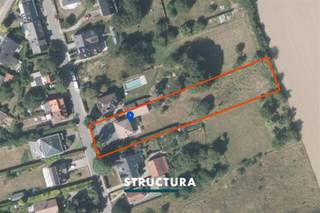 In een rustige en groene omgeving te Wemmel bevindt zich deze ruime, vrijstaande woning op een prachtig perceel van maar liefst 26a23ca. Deze eigendom combineert comfort, ruimte en privacy met een uitstekende bereikbaarheid. Dankzij de grote raampartijen geniet u hier van een overvloed aan natuurlijk licht en een aangenaam open gevoel, terwijl het zicht op het omliggende groen zorgt voor een oase van rust.IndelingDe woning verwelkomt u via een inkomhal die toegang biedt tot zowel de leefruimte als de keuken. De lichtrijke leefruimte vormt het hart van de woning en sluit naadloos aan op de eetplaats en de keuken, met directe connectie naar de tuin. Op de verdieping bevinden zich 4 slaapkamers en een badkamer, ideaal voor een gezin.Daarnaast beschikt de woning over een praktisch bijgebouw dat langs binnen bereikbaar is, bestaande uit een garage, wasberging en een extra ruimte die perfect kan dienen als bureau, hobbyruimte of extra slaapkamer.Zolder.Verschillende autostaanplaatsen voor de deur.Karakteristieken- Vrijstaande woning op perceel van 26a23ca- Bewoonbare oppervlakte: +/- 269 m²- EPC: B (energiezuinig)- Elektriciteit conform- Volledig afgesloten terrein met automatische toegangspoort- Grote oostgerichte tuin- Prachtig zicht op groen- Veel lichtinval en ruimtelijk gevoel- Bijgebouw met garage, wasberging en extra kamer/bureau- Bestuursmaatregelen in het maatregelenregister: neeBent u op zoek naar een ruime, instapklare woning met veel privacy en een groene omgeving? Dan is deze eigendom in Wemmel zeker een bezoek waard. Contacteer ons vandaag nog voor meer informatie of een bezichtiging en laat u verrassen door de troeven van deze unieke woning via 02 460 80 46 of info@structura.be
