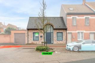 Handelspand commercieel, instapklaar en in topconditie. Dit uitstekendonderhouden pand (bouwjaar 1997) biedt 78 m² met ontvangstruimte, toonbank/etalageraam, 1 wachtruimte, 2 kleedkamers, praktijkruimte en zolder — ideaal als praktijk, schoonheidssalon of vrij beroep. Top commerciële ligging dichtbij alle nodige faciliteiten, om de hoek gratis parkeermogelijkheden. Het pand is verwarmd met centrale CV op aardgas alsook 2 airco's. <br /><br />Start hier vandaag nog uw eigen zaak!