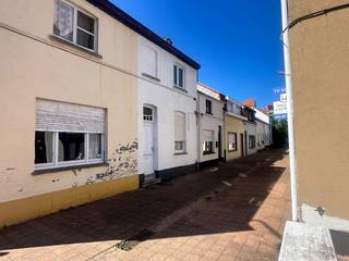 In het centrum van Heist, op een rustige locatie nabij een charmant dorpspleintje, bevinden zich deze twee aanpalende woningen die zowel...