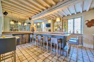 Brasserie “Het Aldenhof”, met woonst en bakhuis, gelegen op totaal 78a 96ca grond, met een bijkomende toegang via de Larestraat 121...