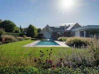 <p><span>FRASNES-LEZ-ANVAING | Exclusieve villa met panoramisch uitzicht.</span></p><p><span> </span></p><p><span> </span></p><p><span>Stel u voor: u wordt wakker met een weids uitzicht over het glooiende landschap, geniet van uw eerste koffie op het terras terwijl tuin baadt in het zonlicht, en sluit de dag af met vrienden aan de barbecue, naast het verwarmde zwembad. Elke dag voelt hier als vakantie. In een rustige doodlopende straat geniet u van absolute rust, een adembenemend uitzicht en een perfect aangelegde tuin met zwembad en poolhouse.Tegelijk bereikt u in enkele minuten de N60, A8, winkels, scholen en openbaar vervoer. </span></p><p><span> </span></p><p><span>Bij het binnenkomen valt meteen de overvloed aan licht en ruimte op. De royale leefruimte (70 m²) met grote raampartijen vormt samen met de leefkeuken met kookeiland het hart van de woning. De gezellige woonveranda met open haard en barbecue maakt elk seizoen bijzonder.</span></p><p><span> </span></p><p><span>Het gelijkvloers biedt daarnaast een slaapkamer met en-suite douchekamer, fitnessruimte, wasplaats, dubbele garage, atelier, berging en dubbele carport. Boven bevinden zich vier ruime slaapkamers met maatkasten, waaronder een stijlvolle master suite met dressing, badkamer en airco, een tweede badkamer en een "flying desk".</span></p><p><span> </span></p><p><span>Ook buiten ontbreekt niets: meerdere terrassen, een zwembad (12 x 3,5 m), een volledig uitgerust poolhouse en een prachtig aangelegde tuin nodigen uit om volop te genieten.</span></p><p><span> </span></p><p><span>Extra troeven? Een gunstig EPC, 28 zonnepanelen, warmtepomp voor het zwembad, twee regenwaterputten van 5.000 liter, alarmsysteem en extra parkeerplaatsen.</span></p><p><span> </span></p>
