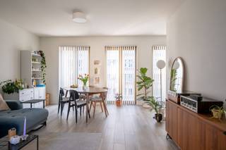 Dit prachtig appartementsgebouw is uiterst centraal gelegen, openbaar vervoer, winkels, invalswegen, de gezellige Troonplaats en de nabijheid van Het Zuid zijn maar enkele troeven van deze ligging. Het gebouw dateert van 2020 en voldoet bijgevolg aan alle strenge energie en veiligheidseisen. Het beschikt over heel wat leuke extra’s, zo is er een ruime fietsenberging voorzien, is er een groene binnentuin, werden alle appartementen uitzonderlijk goed en instap klaar afgewerkt, is er een gemeenschappelijke wasserette in het gebouw en is er de mogelijkheid tot het huren van een ondergrondse autostaanplaats. Appartement A1.1 beschikt over een leefruimte met open, volledig ingerichte keuken, afzonderlijk toilet, 1 slaapkamer met aansluitende badkamer en terras. Individuele meters voor water, gas en elektriciteit- Gemeenschappelijke kosten €75 (onderhoud gemene delen, lift, tuin) EPC A en dus zeer energiezuinig.