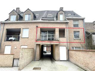 Gezellig en goed onderhouden 1-slaapkamer appartement, centraal gelegen in Ruddervoorde.Indeling: inkomhal, leefruimte met half-open keuken en...