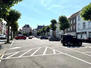 Prachtig gelegen en uitstekend renderende opbrengsteigendom in het hart van Geraardsbergen!<br /><br />Ontdek deze topgelegen, goed verhuurde opbrengsteigendom bestaande uit een handelsgelijkvloers, vijf volledig en recent gerenoveerde éénslaapkamerappartementen én een bovenruimte die zich perfect leent als gemeenschappelijke ontmoetings- of ontspanningsruimte. Bovendien beschikt het gebouw over een ruime garage, wat in deze centrale locatie een absolute meerwaarde vormt.<br /><br />Gelegen pal naast het station van Geraardsbergen, geniet dit pand van een uitstekende bereikbaarheid en een hoog verhuurpotentieel. Zowel bewoners als handelaars profiteren van de centrale ligging nabij winkels, horeca, scholen en openbaar vervoer.<br /><br />TROEVEN: Conformiteitsattesten aanwezig, Energiezuinig – alle entiteiten beschikken over goede EPC-scores. Recent gerenoveerd, dus moderne afwerking en hedendaags comfort verzekerd.  Daarbij ook volledig verhuurd en dus een zeer mooi rendement. Met andere woorden: dé ideale opportuniteit voor investeerders!<br /><br />Bezoek na afspraak met IMMO BEGUIN: 📧 info@immobeguin.be / 0486 60 66 00