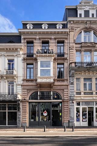 Op een toplocatie in het bruisende centrum van Gent, vlakbij het Zuidpark, bevindt zich dit karaktervolle en gezellig ingerichte appartement.<br />De leefruimte wordt gekenmerkt door een unieke en sfeervolle loungehoek met zicht op de stad — de ideale plek om te ontspannen na een drukke dag. De grote raampartijen zorgen voor aangenaam natuurlijk licht en versterken het ruimtelijk gevoel.<br />Het appartement beschikt over een slaapkamer met aansluitend een extra kamer 'en-suite' die flexibel kan worden ingericht, bijvoorbeeld als dressing, bureau of extra slaapruimte. Grote douchekamer met dubbele lavabo en ingemaakte kasten.<br />Een ideaal appartement voor wie centraal wil wonen met alles binnen handbereik, en tegelijk wil genieten van een warme en karaktervolle woonomgeving.<br />De algemene kosten bedragen slechts 50 €/maand!<br />Info en bezoeken via 0496/70.10.30 of patrick@affinimmo.be