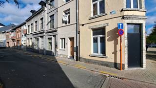 Charmante gerenoveerde woning met terras in hartje Tienen!<br />Op zoek naar een gezellige, instapklare woning op een centrale locatie? Dan is deze smaakvol gerenoveerde woning in het hartje van Tienen zeker een bezoekje waard!<br />De woning is verdeeld over verschillende verdiepingen en biedt een aangename combinatie van comfort, ruimte en gezelligheid.<br />Indeling: Gelijkvloers: Ruime inkomhal, grote praktische berging en badkamer uitgerust met douche, lavabo en toilet.<br />Eerste verdieping: Gezellige woonkamer met open keuken en toegang tot het aangename terras, ideaal om heerlijk buiten te genieten.<br />Tweede verdieping: Slaapkamer en apart toilet.<br />Derde verdieping: Ruime zolderkamer.<br />Dankzij de centrale ligging bevinden winkels, horeca en andere voorzieningen zich vlakbij.<br />Praktische informatie: Huurprijs: € 980/maand. Alle verbruik is privatief. Onmiddellijk beschikbaar!<br />Interesse in deze gezellige woning? Neem gerust contact met ons op voor meer informatie of een bezoek! Mail naar info@immogve.be of Bel 016/56.56.14