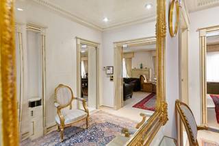 <p>Dit huis ontdek je op een uiterst commerciële locatie middenin het hart van de bruisende stad Antwerpen. Met een strategisch gelegen handelsruimte, royale woning én niet te vergeten de garage met magazijn die boordevol opslagplaats biedt, creëer je hier tal van mogelijkheden!</p>
<p>Met slechts één druk op de liftknop, stap je zo in een film van de iconische jaren ‘80. Deze woning bewaart zijn ziel met trots: een massief marmeren haard, moulures, hoogglans gelakte inmaakkasten en elegante gouden accenten zetten meteen de toon en zorgen voor deze authentieke uitstraling. Naast de imposante look-and-feel is ook de praktische indeling en het overvloed aan ruimte een enorme troef. De riante woonkamer geniet dankzij de vele raampartijen van een prachtig lichtinval, terwijl de aangrenzende eetkamer directe verbinding heeft tot het royaal terras van 80 m², hier kan je in alle rust en privacy vertoeven. De keuken werd geïnstalleerd met het oog op hedendaags gebruik en beschikt daarnaast ook nog eens over een handige berging. Verder zijn er nog 5 grote slaapkamers, waarvan één werd voorzien van een ensuite-badkamer en één van een eigen dressing. Tot slot is er nog een tweede badkamer die luxueus werd ingericht met een ligbad, dubbele lavabo en bidet.</p>
<p>Dit is dé perfecte kans voor designliefhebbers die op zoek zijn naar een plek waar je wonen moeiteloos kan combineren met werken, in een huis met een unieke, onbetaalbare look!</p>
<p>Het commercieel gelijkvloers is <strong>momenteel verhuurd</strong>.</p>
<p><strong>Technische gegevens: alcantara beklede lift aanwezig! </strong>Centrale verwarming (collectief) op gas, voornamelijk HR-beglazing in aluminium en enkele beglazing in hout.</p>
<p><strong>Stedenbouwkundige inlichtingen en bodemattesten aanwezig. Niet-asbestveilig. Bevindt zich niet in een risicozone voor overstromingen (P- en G-score D). Renovatieverplichting gedeeltelijk van toepassing.</strong></p>