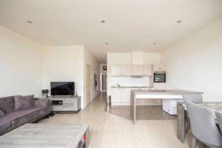 <p><span>Vous cherchez un appartement prêt à être emménagé avec beaucoup de lumière, deux beaux espaces extérieurs et situé entre deux parcs convoités ? Cet appartement au deuxième étage a beaucoup à offrir. Il comprend un espace de vie spacieux avec cuisine ouverte, deux chambres à coucher, un balcon à l'avant ET une terrasse confortable à l'arrière. L'EPC B favorable complète le tableau.  Grâce à sa situation centrale à proximité des commerces, des transports en commun et des parcs, vivre ici est également très pratique.</span></p><p><span> </span></p><p><span>La lumière &amp; une vie agréable</span></p><p><span>On accède à l'appartement au deuxième étage par le hall d'entrée commun. Vous entrez dans le spacieux espace de vie, où les grandes fenêtres de la façade apportent beaucoup de lumière naturelle. Le parquet clair stratifié et les hauts plafonds renforcent l'impression d'ouverture. Vous disposez de suffisamment d'espace pour installer un coin salon confortable et une grande table de salle à manger. Depuis le salon, vous accédez directement au balcon côté rue, d'où vous pouvez profiter d'une belle vue.</span></p><p><span>La cuisine ouverte s'intègre parfaitement à l'espace de vie et est équipée de placards en bois, d'un sol carrelé et d'une table basse pratique. Elle est équipée d'un four, d'une hotte, d'une plaque de cuisson, d'un évier et de nombreux espaces de rangement. Grâce à la disposition ouverte, la connexion avec l'espace de vie est maintenue pendant que l'on cuisine.</span></p><p><span> </span></p><p><span>Dormir au calme à l'arrière</span></p><p><span>À l'arrière de l'appartement se trouvent les deux chambres à coucher, toutes deux situées au calme. La chambre principale offre suffisamment d'espace pour un lit double et une grande armoire, tandis que la seconde chambre peut parfaitement servir de chambre d'enfant, de chambre d'amis ou de bureau. Depuis le hall de nuit, vous avez accès à l'agréable terrasse arrière, un endroit tranquille pour profiter du soleil ou d'un café en plein air.</span></p><p><span>La salle de bains est moderne, avec une cabine de douche spacieuse, un lavabo avec un placard de rangement pratique et un carrelage nécessitant peu d'entretien. Il y a également des toilettes séparées pour les invités avec un lave-mains et une buanderie utile avec une connexion pour la machine à laver, une alimentation internet, une chaudière séparée et un espace de stockage supplémentaire.</span></p><p><span> </span></p><p><span>Deux espaces extérieurs en prime</span></p><p><span>Cet appartement dispose non pas d'un, mais de deux espaces extérieurs. À l'avant, vous disposez d'un balcon offrant une vue dégagée sur la rue, tandis qu'à l'arrière, vous bénéficiez d'une terrasse plus calme, orientée au sud-ouest. Vous disposez ainsi d'un bel espace extérieur à tout moment de la journée.</span></p><p><span> </span></p><p><span>Proche des espaces verts, des commerces et des transports en commun</span></p><p><span>Vous vivez ici sur la Herentalsebaan près de Deurne-Zuid, un quartier animé où tout est à portée de main. Les supermarchés, les magasins, les restaurants, la Pharmacie Suisse et les transports publics sont accessibles à pied. Vous pouvez également rejoindre le Rivierenhof et le parc Te Boelaar en quelques minutes à vélo, idéal pour faire du sport, se détendre ou se promener dans la verdure. Grâce à la proximité du Ring et des principales voies d'accès, vous pouvez également vous rendre rapidement au centre-ville ou en dehors de la ville. Ce n'est pas un hasard si cette adresse bénéficie d'un excellent Mobiscore de 9,5/10.</span></p><p><span> </span></p><p><span>Avantages</span></p><p><span>appartement clé en main ; balcon à l'avant ; terrasse agréable à l'arrière ; électricité conforme ; EPC B très favorable (125 kWh/m²) ; compteurs individuels ; cave privée ; faibles charges mensuelles ; fenêtres en PVC avec double vitrage ; toiture rénovée ; Mobiscore 9,5/10 ; idéal pour un premier achat ou un investissement ; permis 2015 ;</span></p><p><span> </span></p>