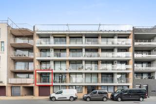 <strong>Zeebrugge: Op te frissen appartement te koop met 2 slaapkamers en een zuidgericht terras te Zeebrugge-Bad. </strong><br /><br />Op zoek naar een ideaal gelegen appartement aan de Belgische kust met potentieel? Ontdek dit te moderniseren appartement gelegen in de Brusselstraat 24 – op wandelafstand van het strand, openbaar vervoer en lokale voorzieningen. Het appartement wordt bemeubeld verkocht en daarbij is er ook een staanplaats inbegrepen in de prijs. Mits enige opfrissing vormt dit pand de perfecte vakantiewoning, vaste verblijfplaats of investeringsopportuniteit aan zee.<br /><br /><strong>Indeling: </strong><br />Inkomhal met gastentoilet, ruime en lichtrijke leefruimte met toegang tot het zuidgericht terras, geïnstalleerde keuken, badkamer met ligbad en dubbele lavabo, 2 volwaardige slaapkamers, kelderberging en een staanplaats. <br /><br /><strong>Troeven: </strong>
<ul><li>Op wandelafstand van het strand en de tramhalte.</li><li>Zuidgericht terras</li><li>Staanplaats inbegrepen.</li><li>Bemeubeld.</li></ul>
Meer informatie? Contacteer Ayita op 0496 13 43 12.