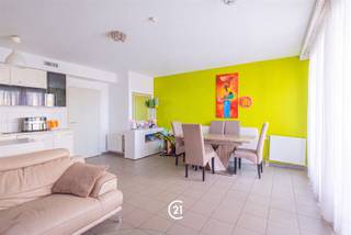 AANGENAAM APPARTEMENT MET BALKON IN SINT-JANS-MOLENBEEKWelkom in dit ruim en modern ingerichte appartement van 79m² gelegen in Sint-Jans-Molenbeek. Het appartement is als volgt ingedeeld: Hall, leefruimte, badkamer, toilet, berging en twee slaapkamers. Dankzij de ruime leefruimte met open keuken, hoeft u geen seconde te verliezen van het gezinsleven, en dankzij de grote ramen komt er overvloedig daglicht binnen. De ruime badkamer biedt alles wat u nodig heeft voor comfortabel te wonen. Achteraan het appartement bevinden zich twee slaapkamers, waar u in alle rust kan slapen. Tot slot kan u een staanplaats aankopen voor 19.000€. Mis deze kans niet, en neem vandaag nog contact op.