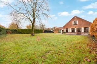 Met gepaste trots verkopen wij de "Lindehoeve" in de dorpskern van Zoersel: karaktervol horecapand met mooie tuin op een perceel van 758m². Dit charmante pand is vrij van brouwer en is onmiddellijk beschikbaar voor enthousiaste ondernemers! Een gezellige brasserie, café of restaurant of een praktijkruimte met mogelijkheid tot woonst, dit alles is mogelijk! <br />Deze authentieke langgevelhoeve is goed onderhouden, beschikt over energielabel B en de elektriciteit is conform. Maak snel een afspraak en kom kijken wat dit unieke pand te bieden heeft!