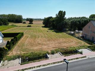 Mooi perceel bouwgrond voor halfopen bebouwing met prachtig open zicht op achterliggend agrarisch gebied. Het perceel ligt langsheen de recent vernieuwde Vinkstraat en maakt als lot 2 deel uit van een niet-vervallen verkaveling. Oppervlakte: 4a 91ca. Oriëntatie: zuiden. Gvg, Wglk/Ag, Gmo, Vkr, Vv. P-score: D (achteraan).<br /><br />STEDENBOUWKUNDIGE VOORSCHRIFTEN :<br />Zie downloads voor de voorschriften.<br /><br />STEDENBOUWKUNDIG :<br />Stedenbouwkundige vergunning : nee<br />Stedenbouwkundige bestemming : woongebied met landelijk karakter en achteraan in agrarisch gebied<br />Geen rechterlijke herstelmaatregel of bestuurlijke maatregel opgelegd.<br />Voorkooprecht : ja (de Vlaamse Waterweg)<br />Verkavelingsvergunning : ja (OMV_2019027853)<br />P-score: D (achteraan)<br />Geen maatregelen in het Vlaams Handhavingsplatform.