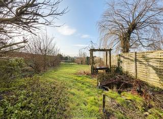 HALFOPEN GEZINSWONING met GROTE GARAGE (80m²)en DIEPE TUIN, gelegen te Nazareth-De Pinte. Deze eigendom biedt een MOOIE COMBINATIE van...