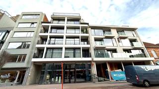 gelegen op de derde verdieping vinden we dit aangename appartement bestaande uit ruime inkomhal, lichtrijke ruime leefruimte met ingewerkte spots, toegang tot het ruime balkon, open ingerichte keuken, berging met aansluiting wasmachine, badkamer met lavabomeubel en douche, apart toilet, 2 kamers en ruim terras aan de achterzijde. <br /><br />Huurprijs te vermeerderen met 45 EUR gemeenschappelijke kosten. <br /><br />Beschikbaar 01/02/2026.