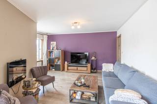 <p>Dans le cadre verdoyant et paisible de Heffen, découvrez cet appartement charmant situé au premier étage d’un petit immeuble. Un lieu idéal pour ceux qui aiment vivre entourés de nature tout en restant bien connectés à la ville. Grâce à sa proximité avec l’A12 et l’E19, vous rejoignez rapidement Malines, Anvers ou Bruxelles.<br /><br />L’appartement dispose d’un hall d’entrée privé au rez-de-chaussée, ce qui offre un accueil chaleureux et personnalisé. Vous bénéficiez également d’un garage privé séparé – un atout pratique pour votre voiture ou comme espace de rangement supplémentaire.<br /><br />À l’intérieur, l’agencement est fonctionnel et l’ambiance est immédiatement conviviale. Le séjour est lumineux et agréable, avec une cuisine attenante bien équipée. Deux chambres confortables et une salle de bains complètent l’ensemble. L’appartement a été récemment rafraîchi, avec notamment l’isolation complète de la toiture. Les factures ne sont pas disponibles pour l’EPC, mais les relevés de consommation peuvent être fournis sur simple demande.<br /><br />Un autre avantage est le faible coût des charges communes, grâce au caractère intimiste de l’immeuble. Vous vivez ici dans un environnement calme, à un prix abordable.<br /><br />Les alentours verdoyants en font un point de départ idéal pour les promenades à pied ou à vélo. Vous profitez d’un cadre serein tout en restant à proximité des commerces, écoles et axes principaux.<br /><br />Vous recherchez un appartement prêt à emménager, au calme et facilement accessible ? Ce bien à Heffen mérite assurément une visite.</p>