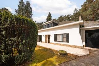 Voor verdere info of een vrijblijvende waardebepaling van uw eigendom: gil.christiaens@homixx.be of 016 79 29 00.<br /><br />Bent u op zoek naar een uniek renovatieproject op een toplocatie waar rust, ruimte en groen centraal staan? Homixx Vastgoed stelt u met trots deze karaktervolle, open laagbouwwoning voor, gelegen in de residentiële en bosrijke Boswachterlaan te Tremelo. Dit eigendom bevindt zich op een indrukwekkend perceel met een totale grondoppervlakte van maar liefst 2.497 m². Met een royale bewoonbare oppervlakte van 238 m² biedt deze woning een uitzonderlijk potentieel om volledig naar uw eigen hand en smaak te worden gemoderniseerd tot uw absolute droomthuis.<br /><br />Bij het betreden van de woning ervaart u meteen het praktische comfort van een laagbouw. Het gelijkvloers beschikt over een gezellige leefruimte en een keuken die klaar is voor een volledige renovatie. Daarnaast bevinden zich hier twee volwaardige slaapkamers en een functioneel ingerichte badkamer. De bovenverdieping herbergt nog een extra ruimte die perfect kan dienen als thuiskantoor, creatieve studio of als een volwaardige derde slaapkamer. Daarnaast is er een ruime zolder aanwezig die uitstekende mogelijkheden biedt voor extra opslagruimte.<br /><br />Buiten is het heerlijk vertoeven op het terras, waar u in alle privacy kunt genieten van de omliggende natuur en de rustgevende bosomgeving. Het pand is tevens voorzien van uitstekende parkeergelegenheid dankzij de inpandige garage. Let wel op dat er op dit pand een renovatieverplichting rust, wat u de ideale kans biedt om de woning energetisch en esthetisch te transformeren volgens de allernieuwste normen. <br />Neem vandaag nog contact met ons op om uw bezoek in te plannen!