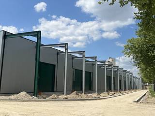 REEDS 60% VERKOCHT. KMO-unit van 297m². Bedrijvenpark "RE|CORE" , op de voormalige Recorsite. Hier worden KMO-units aangeboden met oppervlaktes van 256 m² tot 433 m². Deze units zijn uitstekend gelegen, naast zowel de Grote Ring van Hasselt als de E313.INFO : catherine.colson@dewaele.com | T: 0473/85.10.04 Mogelijkheid om kantoorruimte te voorzien. De units worden CASCO opgeleverd. Ev. verdere afwerking/inrichting kan besproken worden met bouwheer. 1 privé-parking is inbegrepen. (zie grondplan, lastenboek en prijslijst in bijlage).Deze KMO-units zijn geschikt voor opslag, ateliers, showrooms, productieruimtes, ...... al dan niet gecombineerd met kantoorruimtes. Deze locatie biedt een mix van bedrijfsgebouwen, kantoorruimtes, werkplaatsen en opslag, aangevuld met ondersteunende diensten zoals experience ruimte, ateliers, horeca en sport. De units hebben een vrije hoogte van minstens 6 m en zijn uitgerust met een sectionale poort (4 m x 4,20 m), lichtstraat met rookluik, polybetonvloer (met een draagkracht van 1.000 kg/m²), branddetectie en warmtepomp. privé parking is inbegrepen. Er bestaat ook de mogelijkheid om zonnepanelen te plaatsen en aan te sluiten op het warmtenet. De bedrijfsunits zullen voldoen aan de geldende EPB-regelgeving voor industriële gebouwen.Verkoopprijs: € 401.000Kost aandeel warmtenet: € 5.049Aansluitingskosten nuts + basispakket: € +-16.600Aandeel kost basisakte + opmeting: € 1.000Prijzen excl btw