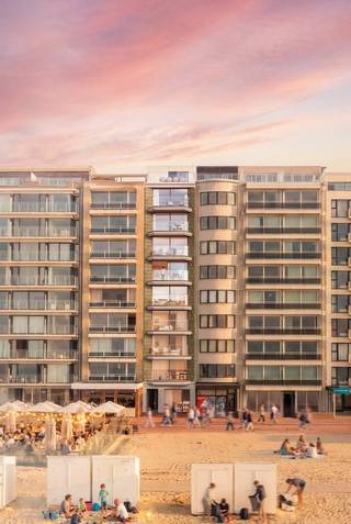 Welkom in dit prachtig nieuwbouwappartement<span> op de zevende verdieping </span>van de exclusieve Residentie Comtus, ideaal gelegen op de Zeedijk van De Panne. Hier geniet u elke dag van een unieke combinatie van comfort, licht en een adembenemend uitzicht op zee.<br /><br />De lichtrijke leefruimte met open, volledig geïntegreerde keuken vormt het hart van het appartement. Dankzij de grote raampartijen baadt de ruimte in natuurlijk licht en heeft u rechtstreeks toegang tot het terras.<br /><br />Verder beschikt het appartement over een ruime berging, een apart gastentoilet en een stijlvolle badkamer uitgerust met een modern lavabomeubel en een comfortabele inloopdouche.<br /><br />Met twee slaapkamers biedt dit appartement alle ruimte voor zowel permanente bewoning als een zorgeloze tweede verblijfplaats aan zee.<br /><br />Aan de zuidzijde van de residentie bevindt er zich een tweede terras, een heerlijke plek om in alle rust van de zon te genieten.<br /><br />Bent u op zoek naar een instapklaar nieuwbouwappartement op een toplocatie aan zee, waar kwaliteit, comfort en een uitzonderlijke ligging samenkomen? Dan is dit appartement in Residentie Comtus een echte aanrader.<br /> 