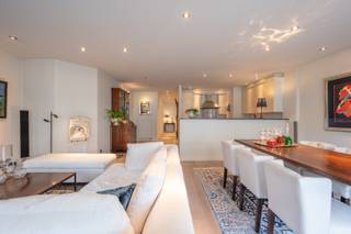 Instapklaar appartement met zijdelings zeezicht, op een boogscheut van het strand en het Rubensplein.Op de 3e verdieping van de stijlvolle residentie...