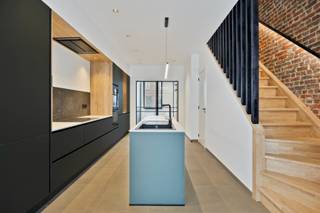 Deze woning met 3 slaapkamers, 2 badkamers, tuin en terras is gelegen in Kessel-Lo. Op slechts 10 minuten fietsen van Leuven centrum en vlak bij het Heuvelhofpark. <br /><br />De woning werd in 2025 volledig vernieuwd met het oog op energiezuinigheid. <br /><br />Deze woning heeft een inkomhal met vestiaire, schoenenkast en apart gastentoilet. Er is ook een ruimte om fietsen te stallen. Verder is er een grote, lichtrijke leefruimte met volledig uitgeruste keuken. De leefruimte geeft toegang tot het terras en aangelegde tuin (met robot maaier). Deze is zuid georiënteerd. <br /><br />De woning beschikt over 3 ruime slaapkamers van 11,6 m², 11m² en 10,5 m². De masterbedroom beschikt over een dressing. Verder zijn er 2 badkamers waarvan 1 met inloopdouche en enkel lavabo en de andere met inloopdouche, bad en dubbel lavabo. Op de 1ste verdieping is er ook nog een apart toilet alsook een berging met aansluiting voor wasmachine en droogkast. <br />Alle slaapkamers beschikken over airco. <br /><br />Er is vloerverwarming met koeling op de gelijkvloers en badkamer op de 1ste verieping. Elektriciteit is conform. EPC A. Er zijn 9 zonnepanelen met een vermogen van 3.3 KW. Regenwaterput aanwezig.<br /> <br />Onmiddellijk beschikbaar! <br /> <br />Bij verdere vragen of interesse kan u mij steeds bereiken.