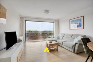 Op een <strong>unieke topligging op amper 100 meter van het strand en de Esplanade</strong> vinden we dit bijzonder aangename en instapklare, gemeubelde appartement op de <strong>7e verdieping van de residentie Calmeyn</strong>.<br /><br />Een appartement waar <strong>licht, ruimte en de nabijheid van de zee</strong> centraal staan. Dankzij de hoge ligging geniet u vanuit de leefruimte, het zonnige terras en de slaapkamers van een <strong>prachtig en vrij uitzicht over de duinen, met zicht richting zee</strong>.<br /><br />De elegante leefruimte baadt in het natuurlijke licht en beschikt over een mooie <strong>parketvloer</strong>. De ruimte sluit naadloos aan op de <strong>recent vernieuwde, open keuken</strong>, uitgerust met alle nodige toestellen. Via de leefruimte bereikt u het <strong>zongerichte terras</strong>, een heerlijke plek om in alle rust te genieten van de zon en het weidse duinenlandschap.<br /><br />Het appartement beschikt over een stijlvolle <strong>badkamer met douche en lavabomeubel</strong>, een afzonderlijk toilet en een praktische berging met aansluiting voor een wasmachine.<br /><br />De <strong>twee volwaardige slaapkamers</strong> bieden beide een aangenaam zicht richting zee en vormen een rustige en comfortabele slaapomgeving.<br /><br /><strong>OPTIE :</strong><br />Als extra troef bestaat er de mogelijkheid om een <strong>ondergrondse parkeerplaats en/of garage </strong>aan te kopen, een bijzonder praktische meerwaarde op deze gegeerde locatie.<br /><br /><strong>TROEVEN :</strong>
<ul>
	<li><span><strong>Zongericht terras</strong> met uniek en vrij uitzicht over de duinen</span></li>
	<li><span><strong>Zeezicht vanuit beide slaapkamers</strong></span></li>
	<li><span>Lichtrijke leefruimte met stijlvolle parketvloer</span></li>
	<li><span><strong>Vernieuwde open keuken</strong>, volledig uitgerust</span></li>
	<li><span>Twee ruime slaapkamers</span></li>
	<li><span>Instapklaar en volledig gemeubeld</span></li>
	<li><span>Op slechts <strong>100 meter van strand en Esplanade</strong></span></li>
	<li><span>Mogelijkheid tot aankoop van een <strong>ondergrondse parkeerplaats en/of garage</strong></span></li>
</ul>
<em>Een uitzonderlijke combinatie van comfort, licht en een bevoorrechte ligging aan zee.<br />Een ideale plek om elke dag opnieuw van het kustgevoel te genieten!</em>