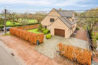 Située dans la rue calme et résidentielle Dronkenborrestraat 28 à Wambeek, cette charmante villa à quatre façades, d'une grande solidité, se...