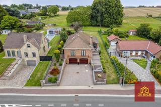<p>Move-in ready family home with space, tranquility and beautiful views in Lennik.</p><p>Welcome to this spacious and well maintained home, centrally located in rural Lennik. With a living area of no less than 424 m² on a plot of 1,147 m², this property offers all the comfort and space you need for family life in a quiet, green environment.</p><p>Upon entering the house you will be welcomed into a bright and open living space, perfect for cozy moments with family or friends. Following this you will find a dining room full of character, ideal for hosting dinners or other get-togethers. The functional kitchen is fully equipped with all appliances to make daily cooking enjoyable and efficient.</p><p>The home features two spacious bedrooms with potential for expansion depending on your needs. The bathroom is nicely finished with a bathtub, double sink and ample storage space.</p><p>In addition, the home features two garages, providing ample parking and additional storage. The southeast facing garden is an oasis of tranquility and offers beautiful views of the surrounding fields, the ideal place to relax after a busy day.</p><p>This home combines space, comfort and an excellent location close to amenities and approach roads. An ideal opportunity for families looking for a quality home in the heart of the Pajottenland.</p><p>Very favorable EPC label B.</p><p>The listed price is a guide price. After receiving the bids, the seller will decide whether to sell the property at the best offer. The guide price is thus not binding for the seller.<br />For more info please contact us at 053/70.23.67 or info@derick.be </p>