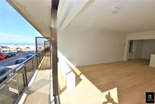 Appartement entièrement rénové avec 2 chambres à coucher et vue sur mer latérale tout près de la digue Albertplage.Entrée avec toilette invités,...