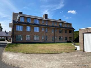 Ruim appartement met garage in rustige woonwijk te huur te Roeselare<br />Dit appartement is gelegen op het gelijkvloers en bestaat uit: ruime inkom met ingemaakte kasten, toilet, badkamer, berging, 3 slaapkamers, woonkamer, ruime keuken. <br />Achteraan de Residentie is er een gemeenschappelijke tuin en een afzonderlijke garage. <br /><br />Troeven?<br />-Veel lichtinval<br />-Rustig en mooi gelegen in villawijk <br />-Ruim appartement (133m2)<br />-Gemeenschappelijke tuin<br />-Beschikbaar vanaf 15 september <br /><br />EPC label C<br /> 