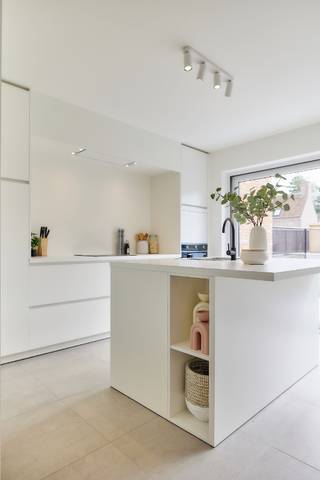 In het rustige Meulebeke in een kindvriendelijk buurt bouwt Hectaar deze twee hedendaagse halfopen bebouwingen met zuid-gerichte tuin. Deze woningen zijn gelegen op een beugscheut van het centrum van Meulebeke en vlakbij invalswegen richting Tielt, Ingelmunster, Dentergem,... <br />Deze nieuwbouwwoning is voorzien van 2 volwaardige slaapkamers op de eerste verdieping en een 3de slaapkamer op zolder, lichtrijke leefruimte met open keuken en volledig uitgeruste badkamer. Er wordt een prefab garageboxen voorzien in de prijs. (foto's referentie voorgaande woningen). 
<ul>
	<li>Kindvriendelijke en rustige woonbeurt;</li>
	<li>Energiezuinige woning; </li>
	<li><strong>100% vermindering op de onroerende voorheffing gedurende 5 jaar! </strong></li>
	<li>Vloerverwarming op het gelijkvloers</li>
	<li>Overschakeling naar warmtepomp mogelijk tot einde ruwbouw</li>
	<li>2 ruime slaapkamers op de eerste verdieping, 3de slaapkamer en extra berging op zolder. </li>
	<li>Losstaande garagebox inbegrepen in de prijs</li>
</ul>
Aarzel zeker niet om contact op te nemen bij vragen of verdere interesse. <br /> 