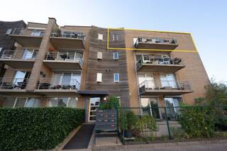 <p><span>RUIM LICHTRIJK HOEKAPPARTEMENT MET GEZELLIG ZONNETERRAS EN ONDERGRONDSE AUTOSTAANPLAATS!</span></p><p><span>Dit ruime hoekappartement met een bewoonbare oppervlakte van 101 m² is gelegen op de derde verdieping van een verzorgd kleinschalig appartementsgebouw in Merksem. Dankzij de gunstige hoekligging geniet het appartement van veel natuurlijke lichtinval, privacy en een mooi uitzicht op de omliggende weilanden. Winkels, bakker, apotheek, restaurants, speeltuintjes en openbaar vervoer bevinden zich in de nabije omgeving.</span></p><p><span>Via de inkomhal met vestiaire en ingemaakte kasten bereikt u de ruime woon- en eetkamer, afgewerkt met een laminaatvloer en met directe toegang tot het terras. Dankzij de oost-, zuid- en west oriëntatie geniet u hier doorheen de dag van de zon en vormt het terras een aangename uitbreiding van de leefruimte. De keuken biedt de mogelijkheid om naar eigen smaak te moderniseren. Verder beschikt het appartement over twee volwaardige, rustig gelegen slaapkamers, een in 2015 gerenoveerde badkamer met douchecabine en een afzonderlijk toilet. Met enkele opfrissings- en schilderwerken, kan het geheel eenvoudig naar een meer hedendaagse woonstijl worden gebracht.</span></p><p><span>Vliegenramen zorgen voor extra comfort en in de ondergrondse garage beschikt het appartement over een ruime autostaanplaats, die verplicht mee aan te kopen is aan €15.000 . Het gebouw dateert van 2001 en wordt professioneel beheerd door een syndicus. Het dak, de lift en de schilderwerken aan het gebouw werden reeds uitgevoerd en zijn conform. De maandelijkse vaste kosten bedragen € 225, inclusief een bijdrage aan het reservefonds. De nutsvoorzieningen beschikken over individuele meters, met uitzondering van het water dat collectief wordt afgerekend. Het gebouw beschikt over een gemeenschappelijk vuilnislokaal. </span></p><p><span> </span></p><p><span>Een gunstig EPC B, de ruime oppervlakte, het zonnige terras, de rustige ligging, het weidse uitzicht en de ondergrondse autostaanplaats maken dit tot een comfortabele woonst met een uitstekende basis om verder naar eigen smaak af te werken.</span></p><p><span>Contacteer ons voor meer informatie of een bezoek ter plaatse!</span></p><p><span> </span></p><p><span> </span></p><p><span> </span></p><p><span> </span></p>
