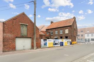 In het hart van Kortemark bevindt zich deze ruime woning met een veelzijdig potentieel. Dankzij de centrale ligging liggen winkels, scholen, horeca en openbaar vervoer op wandelafstand.

Bij het binnenkomen vinden we een voorkamer, ideaal als bureauruimte, extra zitplaats of praktijkruimte. Verder bevindt zich de gezellige leefruimte en een keuken.

Op de verdieping zijn er vier slaapkamers en een badkamer. Via de vaste trap bereiken we de ruime zolder, die naar wens verder kan afgewerkt of ingericht worden. De woning beschikt daarnaast over een kelder, een bijgebouw en een garagebox.

Of u nu kiest voor een update van de bestaande ruimtes of een volledig nieuw project wenst te realiseren: dit perceel biedt een uitstekende basis en tal van kansen.

Interesse? Informeer bij Bo voor de voorschriften en een bezoek ter plaatse via Hyboma.