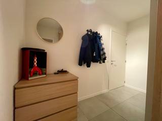 <p>Dit aangenaam 1 slaapkamer-appartement is gelegen op de eerste verdieping te Deinze.</p><p>Het appartement geniet van een gunstige ligging in de Ommegangstraat, op korte afstand van het centrum van Deinze. Winkels, horeca, openbaar vervoer en andere dagelijkse voorzieningen bevinden zich in de nabije omgeving. Ook het station van Deinze en de belangrijkste verbindingswegen zijn vlot bereikbaar.</p><p> </p><p>Het appartement omvat een lichtrijke leefruimte, een ingerichte keuken, ruime slaapkamer, badkamer, berging en een terras.</p><p>Tevens is er parkeermogelijkheid voorzien.</p><p>Een bezoek kan uitsluitend via onze website aangevraagd worden: https://www.vastgoeddevos.be/te-huur, klik het pand aan en klik vervolgens op "vraag hier uw bezoek aan".</p>